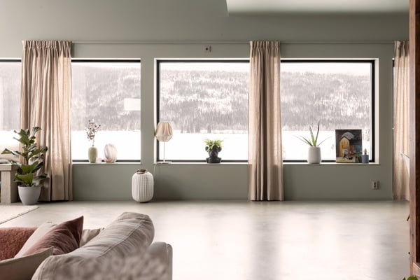 Fast svart fönster insida Åre vinter