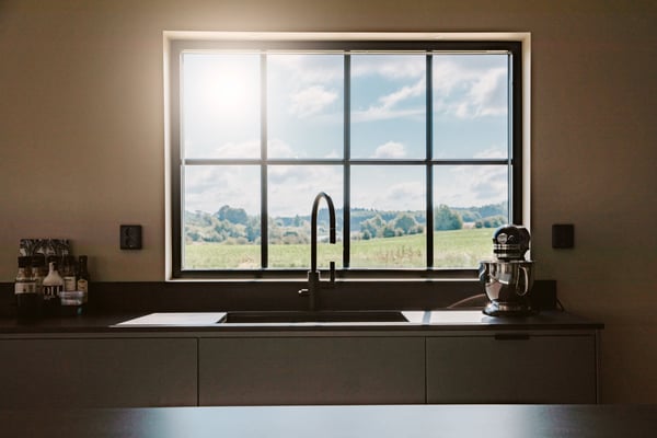 Fast svart fönster spröjs insida oxie sommar vår