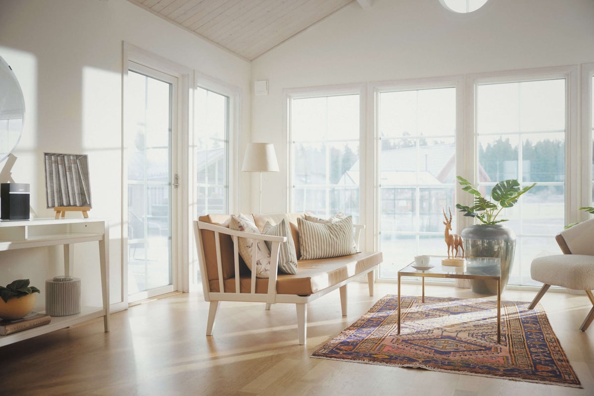 Vardagsrum med mycket ljusinsläpp i skandinavisk design
