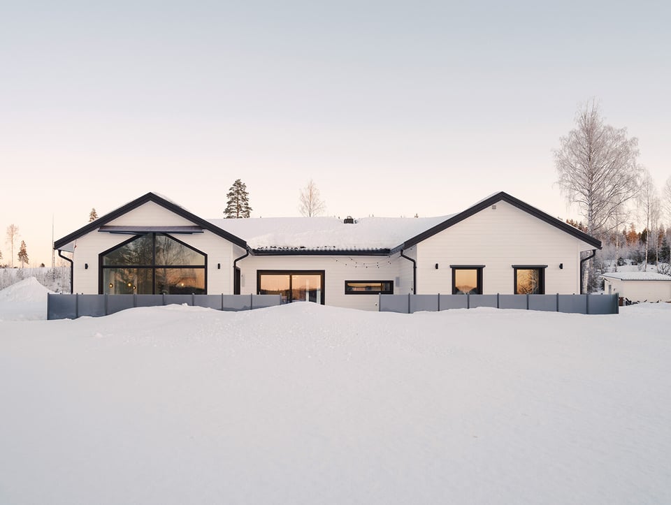 4-3_Svarta_fonster_04