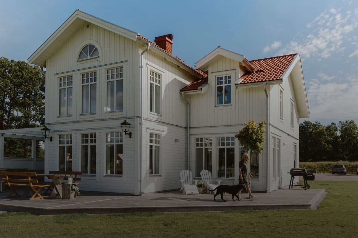 Vitt hus med blå himmel