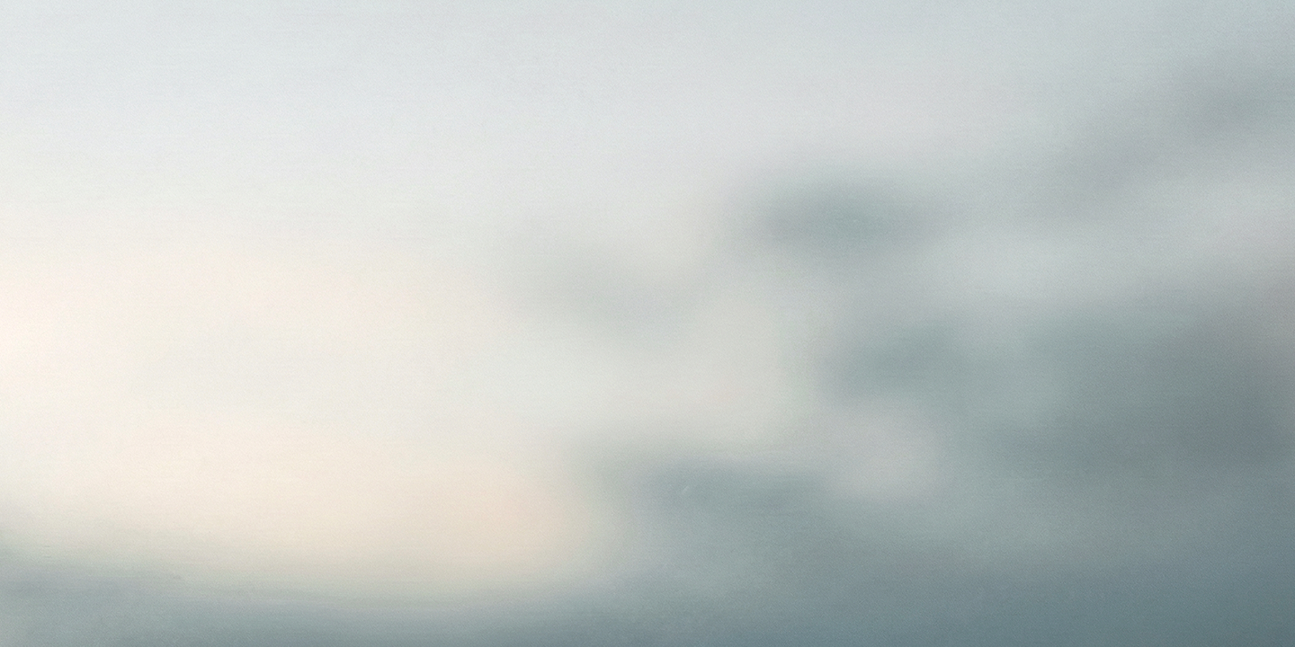 Abstrakt suddig bild med mjuka ljusa färger och oskarpa former.